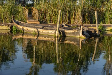 Catarroja geleneksel tekne limanı, iskele, Valencia Albufera gün batımında