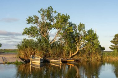 Catarroja geleneksel tekne limanı, iskele, Valencia Albufera gün batımında