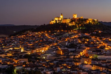San Marcos gözcülüğünden beri gün batımında Alcal la Real köyü ve La Mota kalesi, kale ve kale manzarası. Jaen, Endülüs, İspanya