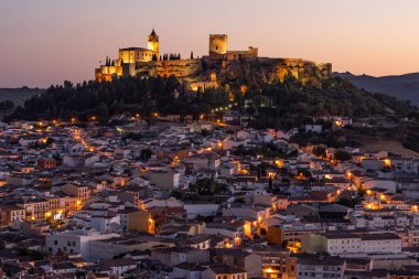 San Marcos 'un gözcülüğünden beri Alcal la Real köyü ve La Mota kalesi, kalesi ve kalesi gece aydınlandı. Jaen, Endülüs, İspanya