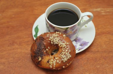 bir fincan kahve ile tatlı çikolatalı çörek