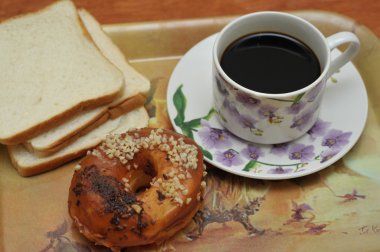 bir fincan kahve ve ekmek ile tatlı çikolatalı çörek