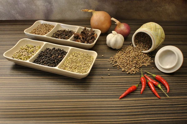 Variedade de especiarias e ervas, Alimentos e ingredientes da cozinha — Fotografia de Stock