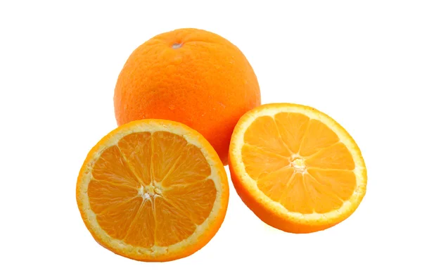 Owoce pokrojone i cały pomarańczowy na białym tle — Zdjęcie stockowe