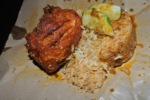 Arroz cozido no vapor com frango picante — Fotografia de Stock