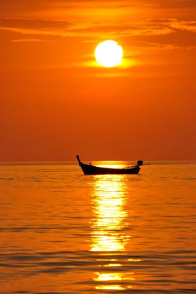 Západ slunce na budhaya beach, koh lipe — Stock fotografie