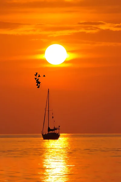 在 budhaya 海滩，利普的日落美景 免版税图库图片