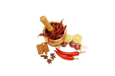 baharatlar ve otlar ile ahşap harç üzerine beyaz izole