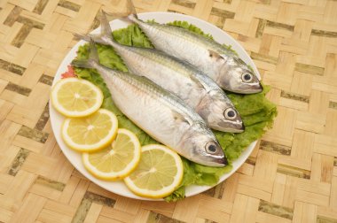 limon ve bambu hasır üstünde salata taze çiğ uskumru