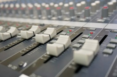 Multi renk düğmeleri ses karıştırıcı konsolunun kapatın