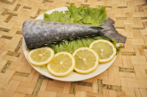 Sgombro fresco crudo con limone e insalata su tappetino di bambù — Foto Stock
