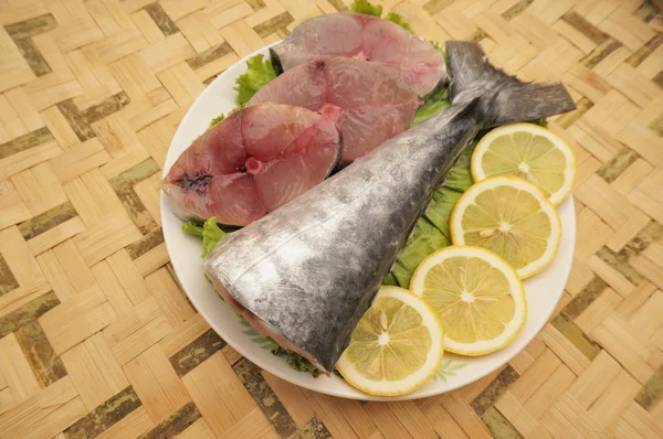 Caballa fresca sin cocer con limón y ensalada en estera de bambú — Foto de Stock