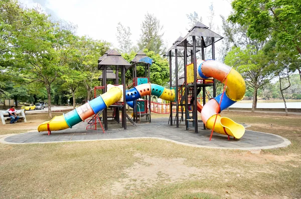 Lasten leikkikenttä puistossa — kuvapankkivalokuva