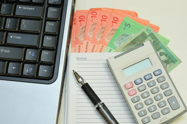 Finanzkonzept. Stift, Taschenrechner, Geld Stockfoto