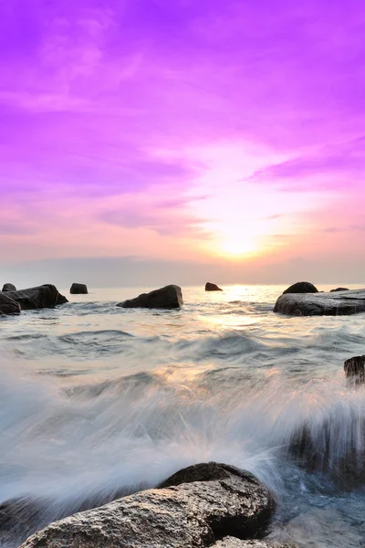 Zonsopgang uitzicht op zee en rotsen met oceaan golven Rechtenvrije Stockafbeeldingen