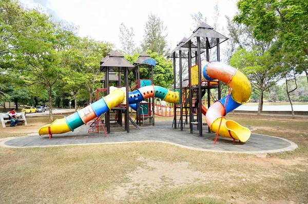 Kinderspielplatz im Park Stockbild