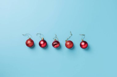 Noel süslemeleri mavi arka planda kırmızı yeni yıl topları. Noel kartı kopyalama alanı oluştur