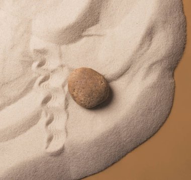 Kumsal kum dalgası şekilli taş zen. Soyut kum dokusu. Güzelliğin manevi uyumu kavramı.