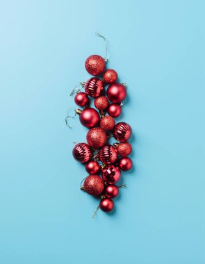 Noel süslemeleri mavi arka planda kırmızı yeni yıl topları. Noel kartı kopyalama alanı oluştur