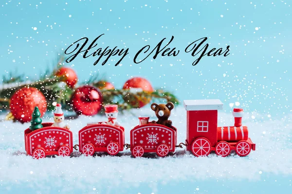 Juguete de Navidad tren de vapor con abeto,, regalos fondo de invierno nevado. Burla frase tarjeta de vacaciones Feliz Año Nuevo — Foto de Stock