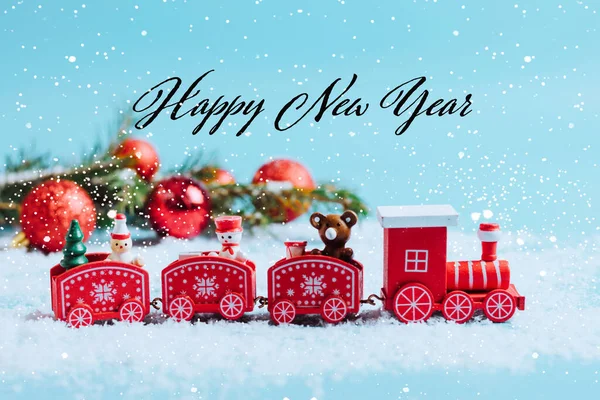 Treno a vapore giocattolo di Natale con abete,, regali sfondo invernale nevoso. Mockup frase biglietto di auguri Buon anno — Foto Stock