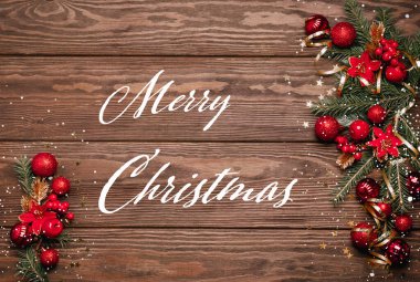 Noel ya da Yeni Yıl için Noel kartı taslağı Mutlu Noeller mesajı. Şenlikli arka plan Noel oyuncakları