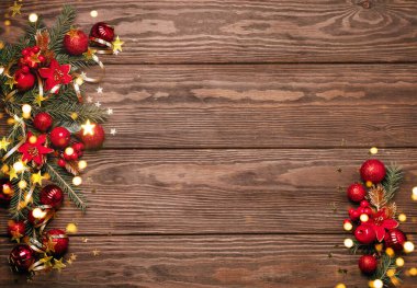 Şenlikli Noel arkaplanı kırmızı toplar yeşil dallar ladin yılanı ahşap arkaplan.