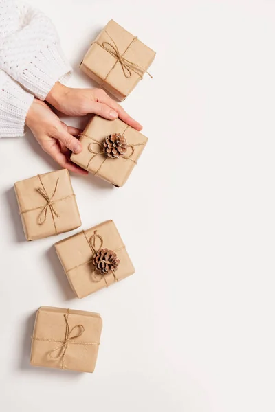 Kadın eli kağıt çevre dostu paketlemede bir hediye tutuyor. Noel veya Yeni Yıl Hediyesi Paketi — Stok fotoğraf