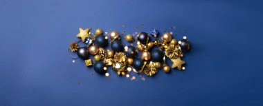 Güzel altın süslemeler Koyu mavi arka planda Noel oyuncakları