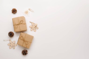 Noel ya da Yeni Yıl fotokopi alanı için şenlikli arka plan modeli. Kağıt çevre dostu ambalaj beyaz zemin