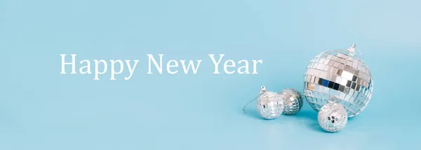 Palla da discoteca su sfondo blu pastello, testo Felice anno nuovo. Mockup festivo concetto di partito minimalista — Foto Stock