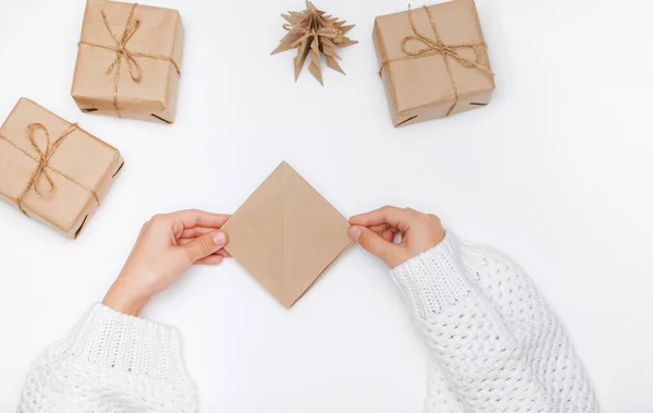 Kerstboom origami papier ambachtelijke. Het kind voert de stapsgewijze instructie uit. Stap 11 van 23. DIY-concept — Stockfoto