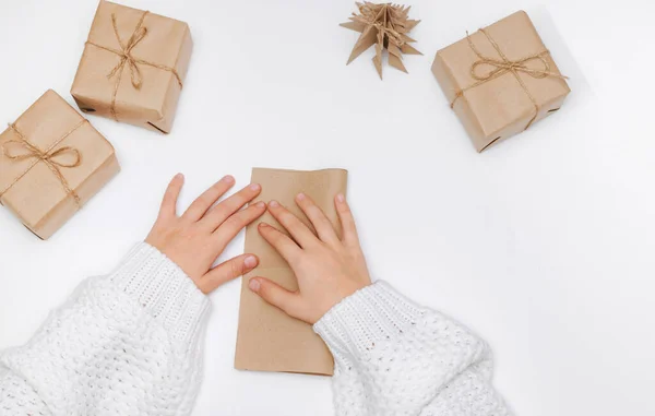 Kerstboom origami papier ambachtelijke. Het kind voert de stapsgewijze instructie uit. Stap 3 van 23. DIY-concept — Stockfoto