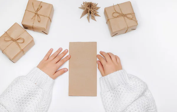 Kerstboom origami papier ambachtelijke. Het kind voert de stapsgewijze instructie uit. Stap 4 van 23. DIY-concept — Stockfoto