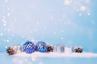 Noel mavilikleri oyuncaklar, şenlikli arka plan. Kış tatilli tebrik kartı. Mutlu Noeller ya da mutlu yıllar.