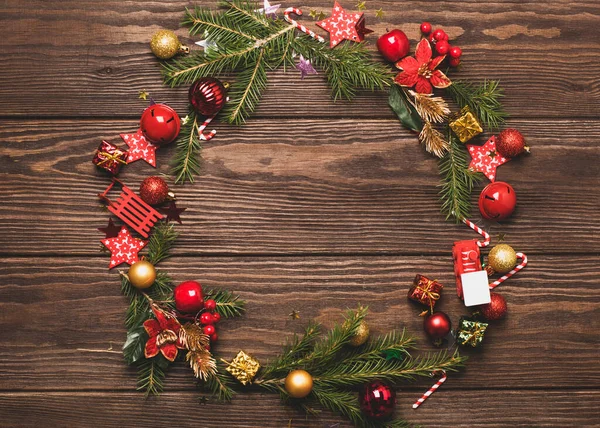 Natal layout festivo grinalda ramos de abeto brinquedos vermelhos dom fita vermelha serpentina. Cartão Mockup para o Ano Novo de Natal — Fotografia de Stock