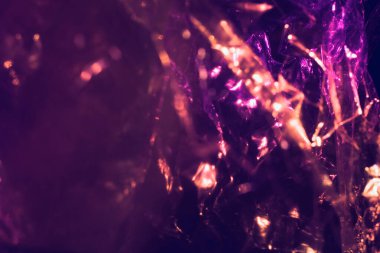 Soyut mor renkli arka plan. Parlak, buruşuk, parıltılı hologram. Parlak renkli modaya uygun arka plan. Yaratıcı tatil tasarımı şablonu