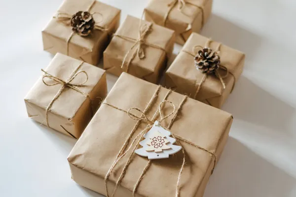 Modèle de fond festif pour Noël ou le Nouvel An. Cadeaux en papier emballage écologique fond blanc — Photo