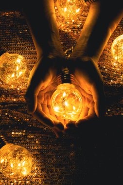 Noel ağacı süslemek için elleri Noel çelengi tutuyor. Noel ya da Yeni Yıl tatili için hazırlık konsepti.