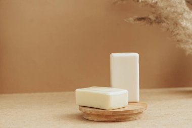 Doğal hammadde bej arkaplanından yapılmış sabun kalıpları. Organik Kozmetik Sağlık Konsepti Doğal Kozmetik