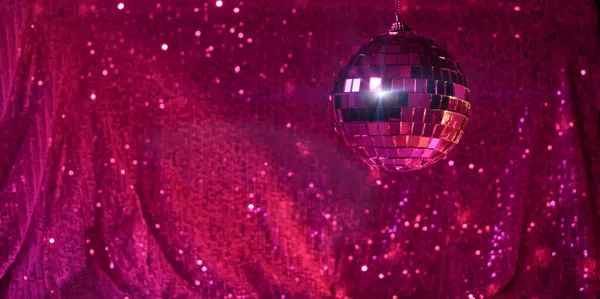 Диско-мяч на роскошном неоновом розовом фоне с блестками. Шаблон креативного оформления праздника, Нового года, Рождества, вечеринки — стоковое фото