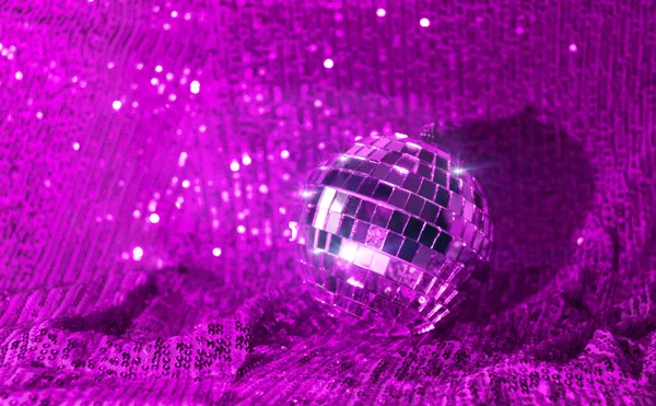 Disco bola en el fondo de moda violeta w brilla y bokeh. Plantilla de diseño de vacaciones, año nuevo, Navidad, fiesta — Foto de Stock