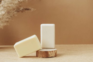 Doğal hammadde bej arkaplanından yapılmış sabun kalıpları. Organik Kozmetik Sağlık Konsepti Doğal Kozmetik