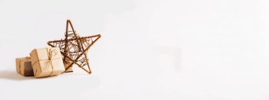 El yapımı yıldız, basit kağıt ambalaj arkaplanda hediyeler. Noel ya da Yeni Yıl için şenlikli kompozisyon 