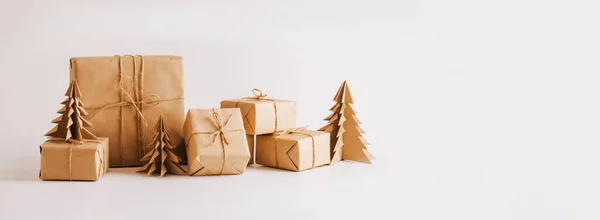 Origami-Baum aus Papier, Geschenke hellen Hintergrund. Festliche Komposition für Weihnachten oder Neujahr — Stockfoto