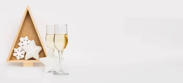 Champagner in zwei eleganten Gläsern, Weihnachtsbaum, Spielzeug heller Hintergrund. Festliche Winterferien Weihnachten und Neujahr — Stockfoto