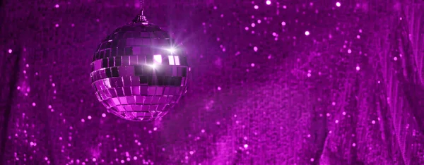 Disco ball na modnym tle fioletowy w musujące i bokeh. Szablon świąteczny projekt, nowy rok, Boże Narodzenie, impreza — Zdjęcie stockowe