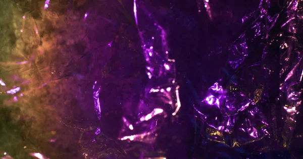 Resumen púrpura colorido fondo brillante holograma arrugado con destellos. Fondo texturizado brillante de neón de moda. Plantilla para el diseño creativo de vacaciones —  Fotos de Stock
