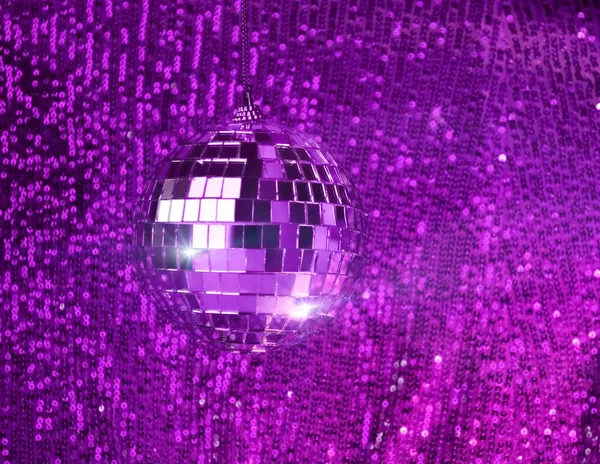 Bola de disco no fundo da moda violeta w brilhos e bokeh. Modelo de design de férias, ano novo, Natal, festa — Fotografia de Stock