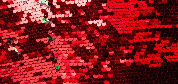พื้นหลังสีแดงหรูหราแบบนามธรรมที่มี sequins sequins รูปแบบสําหรับการออกแบบวันหยุดที่สร้างสรรค์สมัยใหม่ ปีใหม่ ปาร์ตี้ วันวาเลนไทน์ — ภาพถ่ายสต็อก
